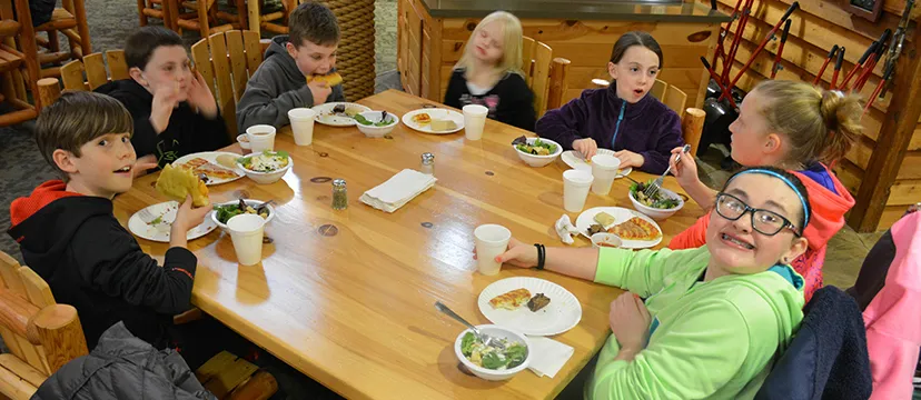 Kids eating lunch